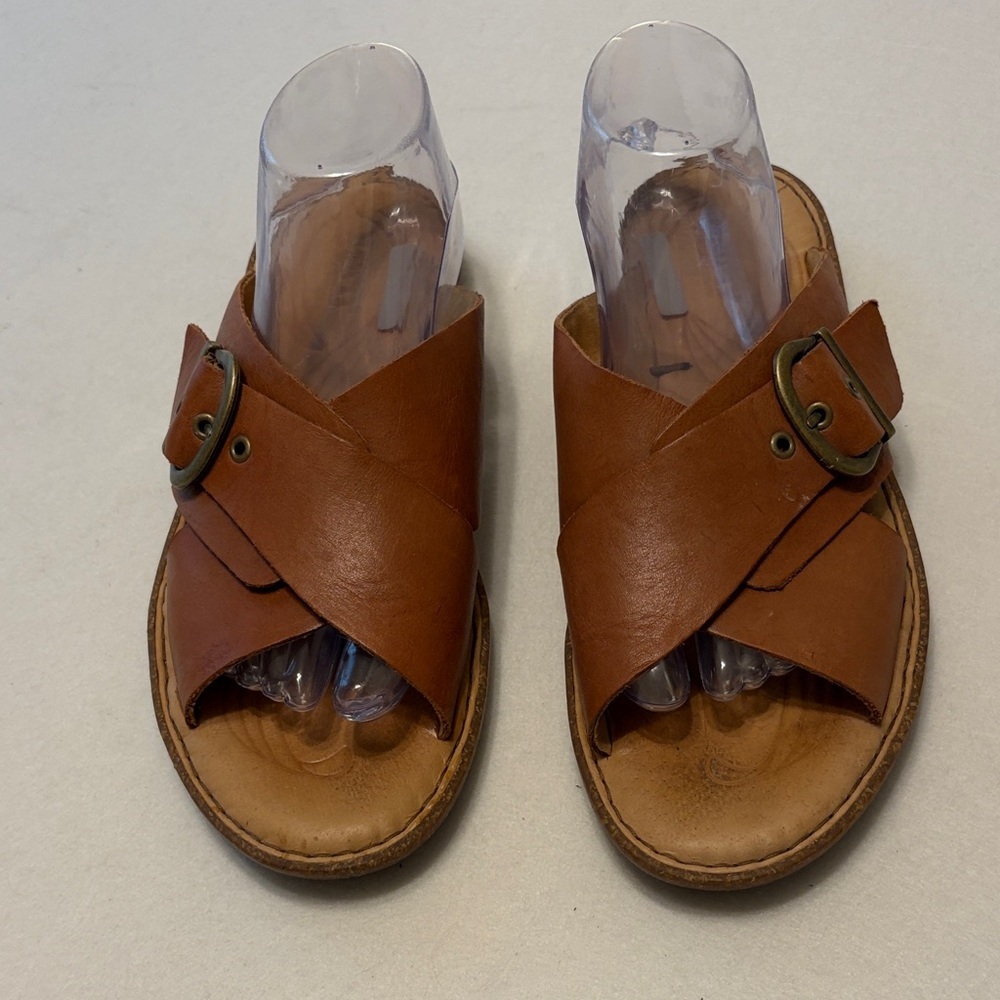 Born Rio leather slide sandals in cognac brown. Size 10